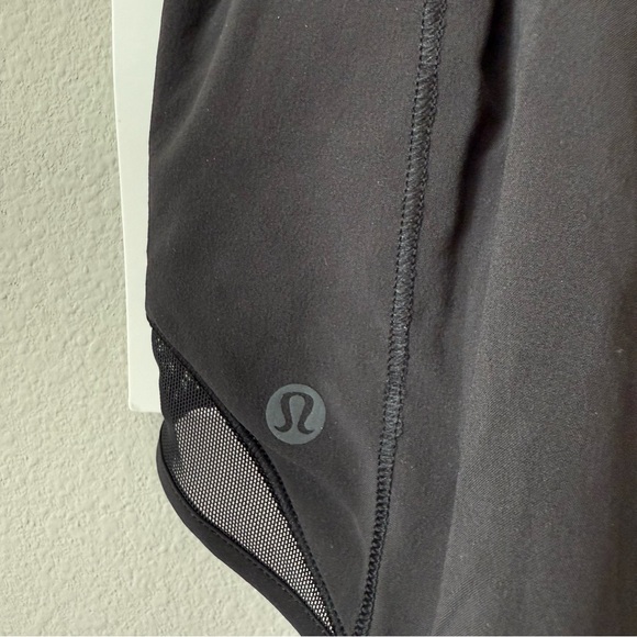 NWT Lululemon Hotty Hot Low-Rise Lined Short 2.5" Lined Black Size 4 - Picture 3 of 8